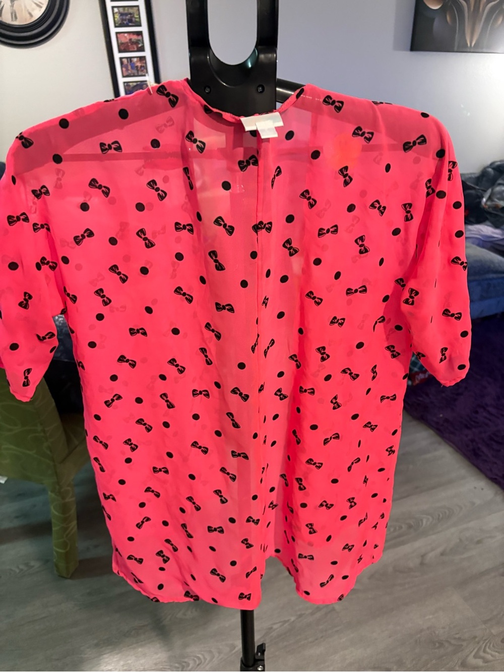 Pink Bow Print Short Sleeve Top what’s more like a cover there are no buttons